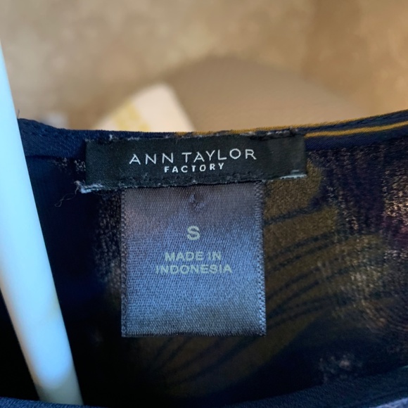 Ann Taylor factory floral blouse with sheer balloon sleeves. Never worn - Picture 3 of 4